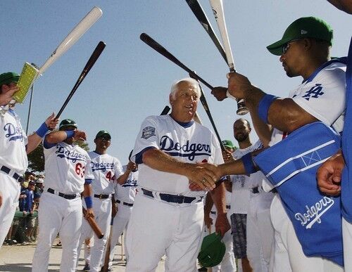 Tommy Lasorda honored by players with upraised bats in 2008