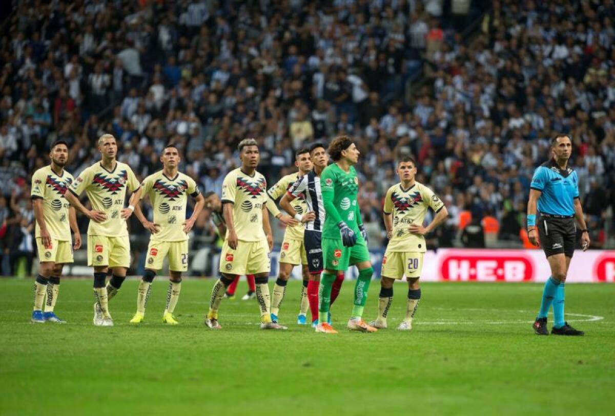 Jugadores del América reclaman este jueves una jugada durante el partido contra América correspondiente a la ida de la final del Torneo Apertura mexicano 2019, disputado en el estadio BBVA de la ciudad de Monterrey (México).