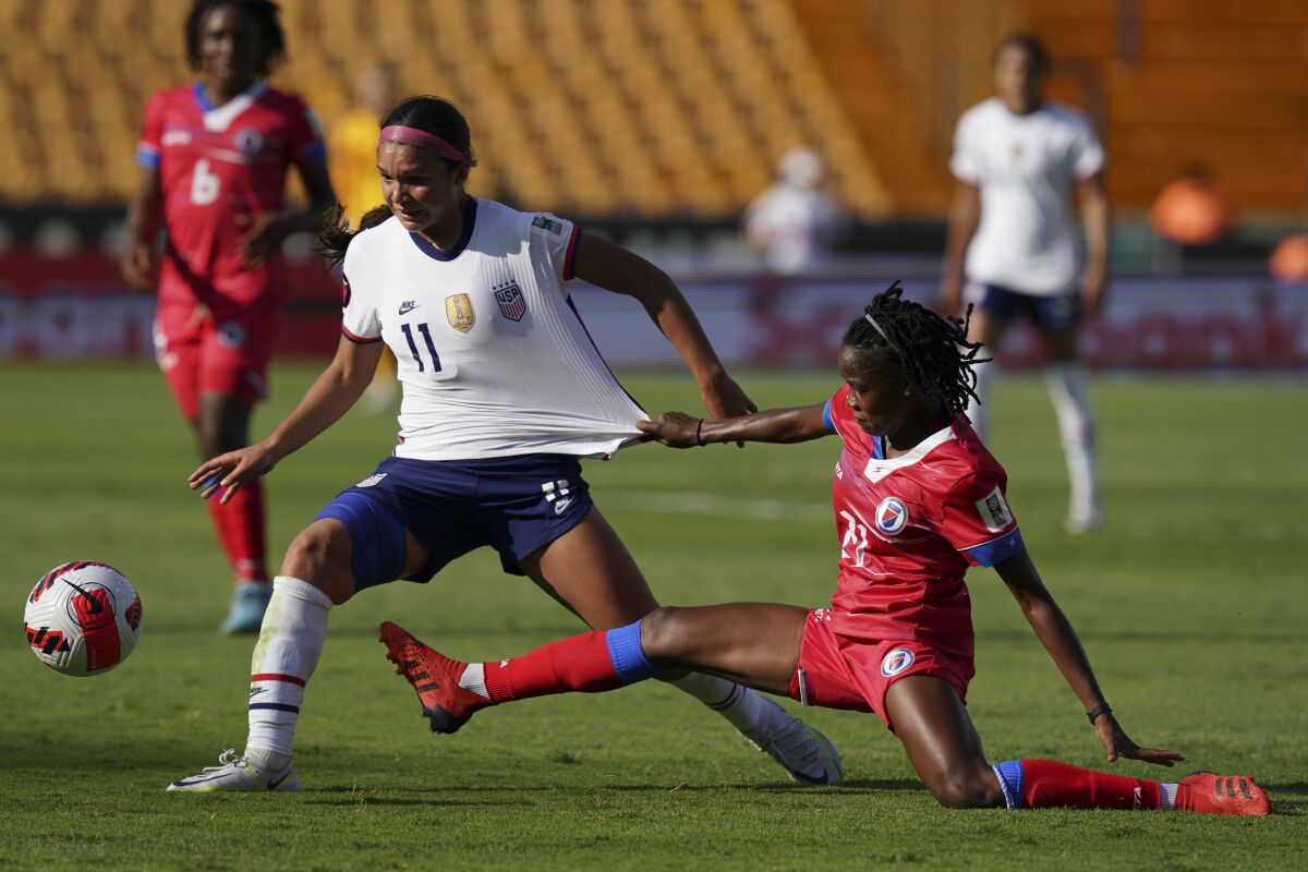 Sophia Smith, solda, Haiti'den Ruthny Mathurin'in önünde topu kontrol ediyor.