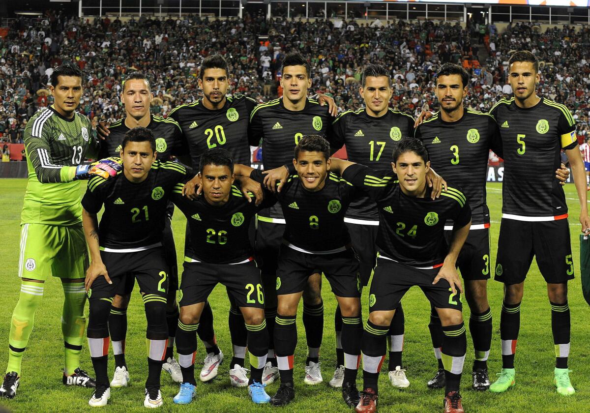 Fotografía del 31 de marzo de 2015 de la foto oficial de la selección mexicana de fútbol, durante un partido amistoso internacional en el estadio Arrowhead de Kansas City, Missouri.