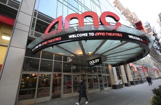 Pases peatonales diante do cine recentemente reaberto AMC na 34th Street de Nova York, O 5 de marzo de 2021. Os teatros AMC din que o 98% dos seus cines nos Estados Unidos estarán abertos o venres cando se abren moitas habitacións en California e outros deberían unirse ao 26 de marzo. (Foto de evan agostini / invision / ap)