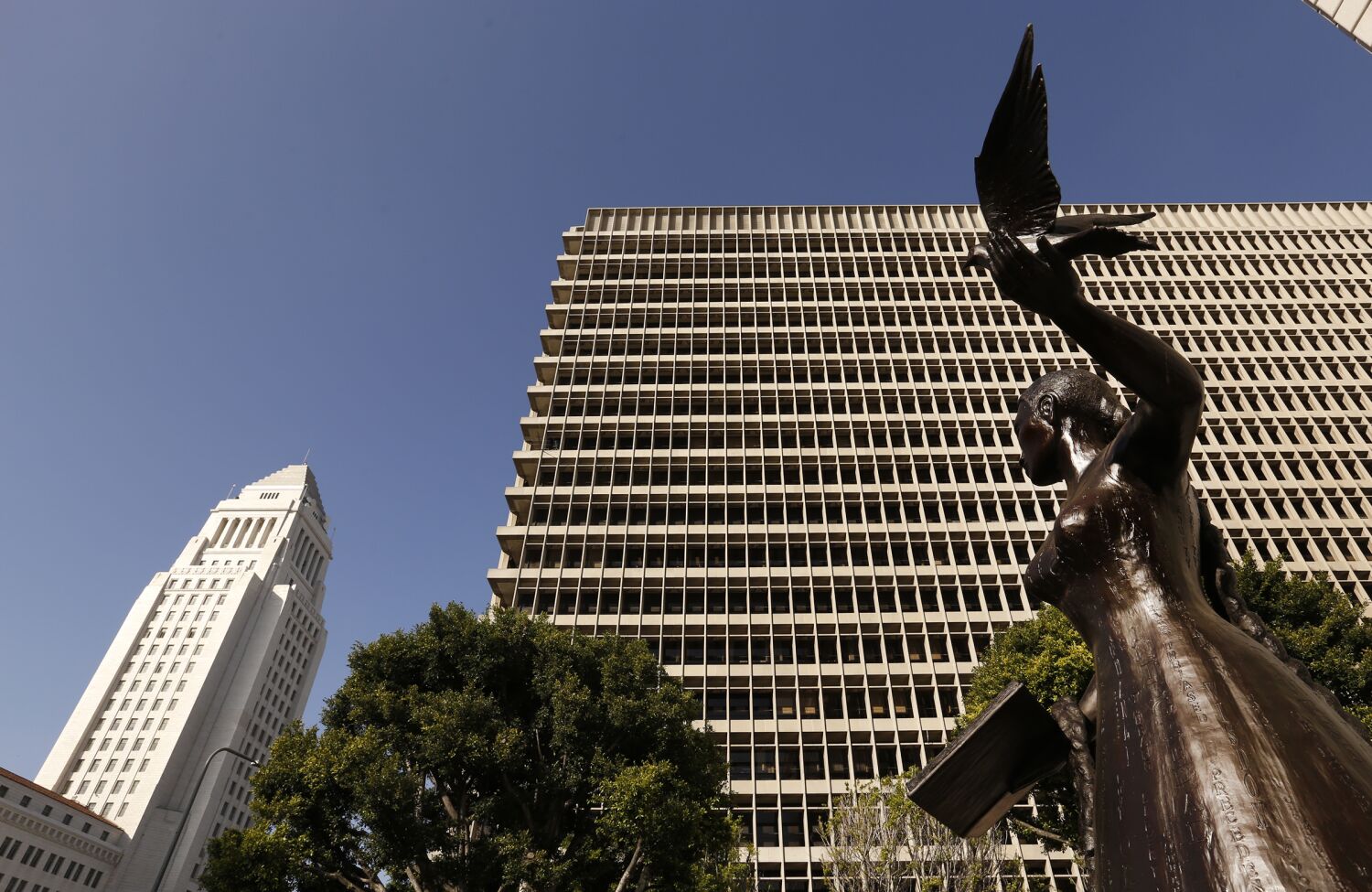 LA County mengalihkan program pengacara miskin ke pembela umum