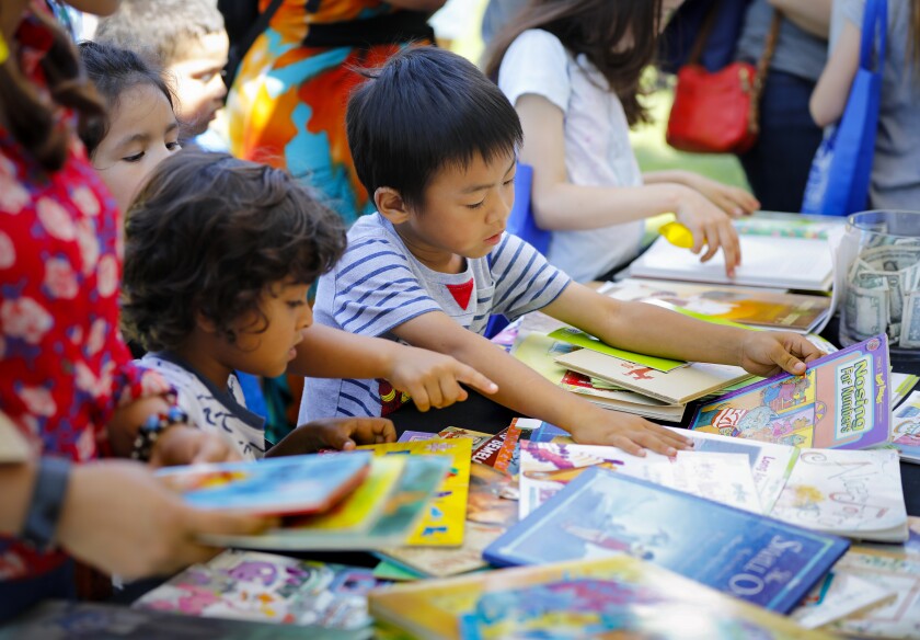 Niños miran libros en un festival del libro de San Diego 