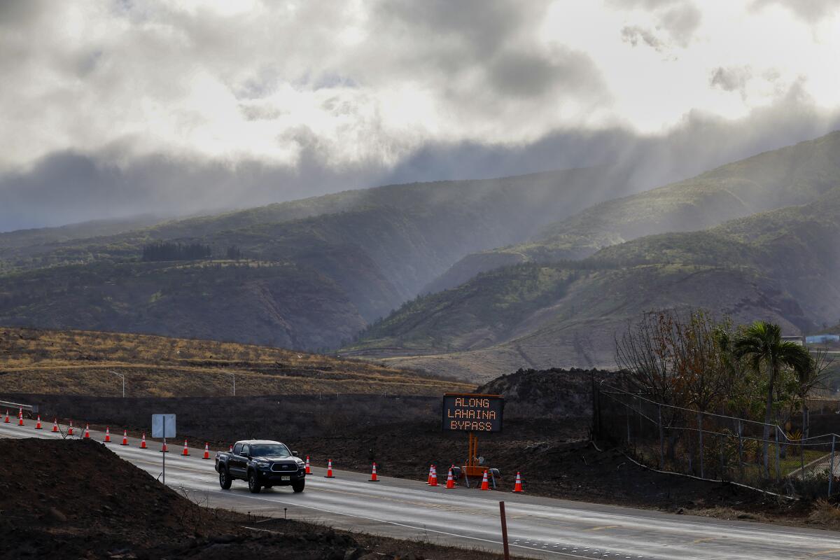 Yangından yaklaşık bir hafta sonra yolların yeniden halka açılmasının ardından Lahaina eteklerinden bir görüntü.