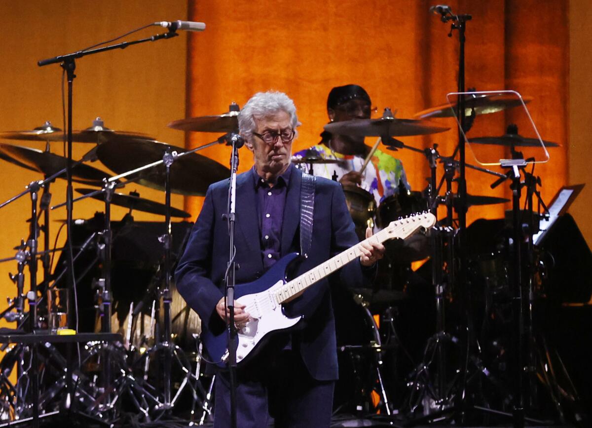 Eric Clapton en el escenario, tocando la guitarra.