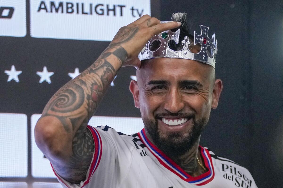 El mediocampista chileno Arturo Vidal con una corona de rey por su apodo