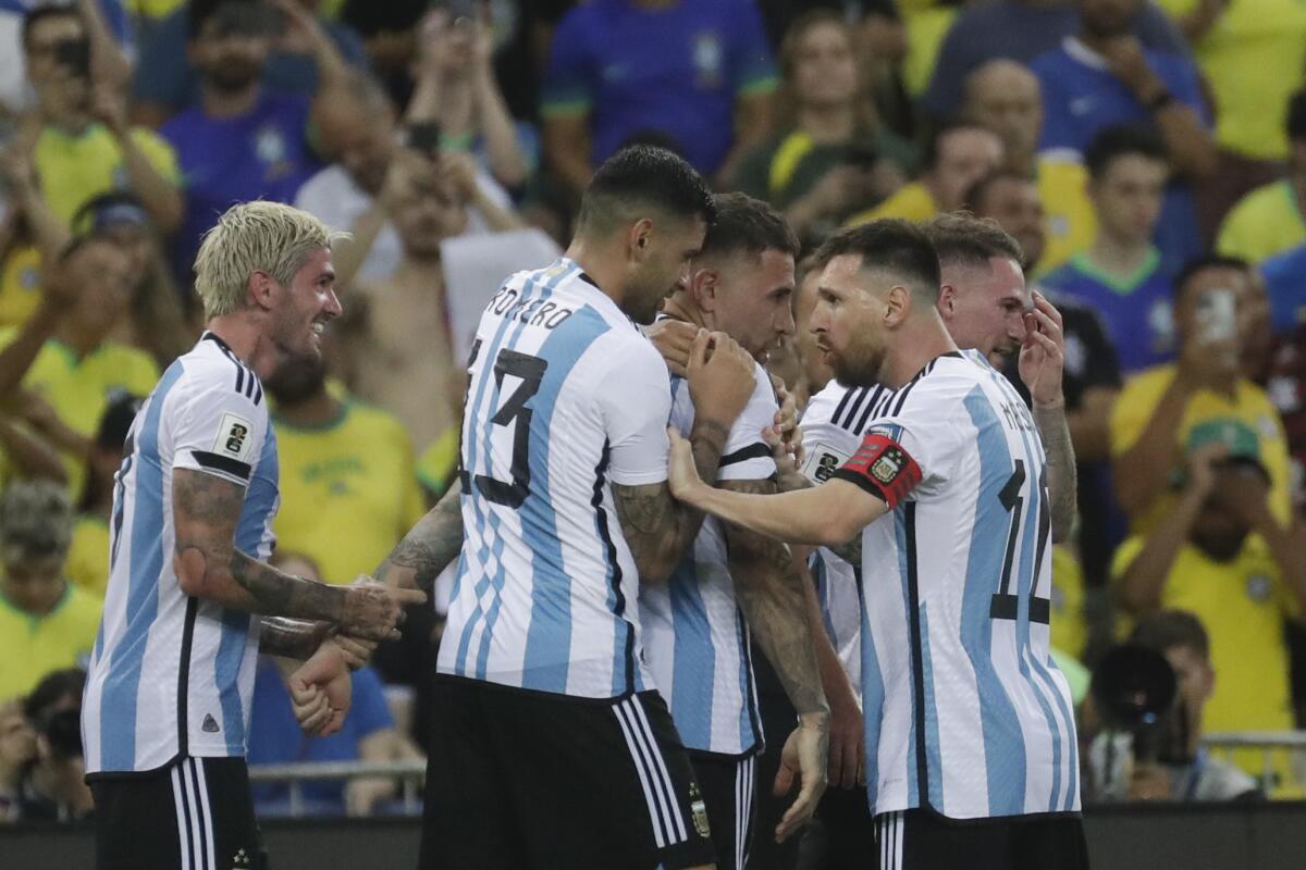 Nicolás Otamendi (centro) celebra tras marcar el primer gol de Argentina en el partido