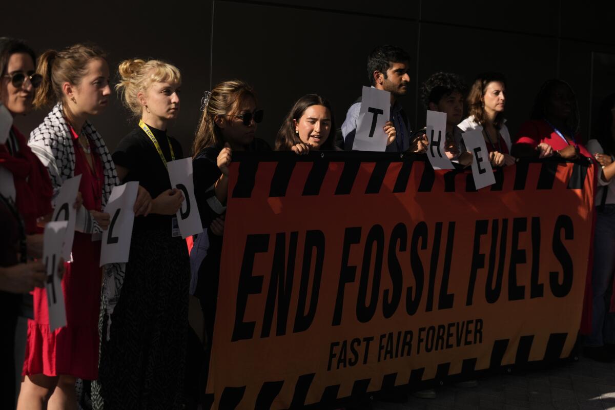 Activistas participan en una protesta para pedir el fin de los combustibles fósiles