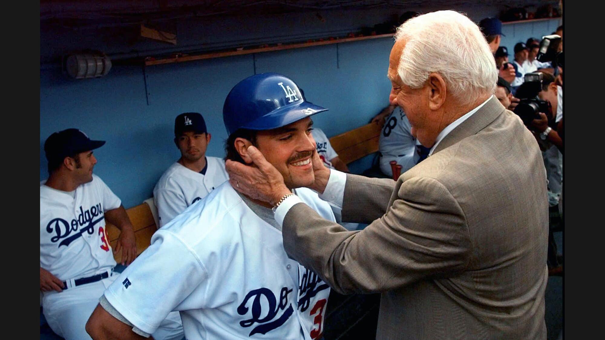 Tommy Lasorda shares a tender moment with catcher Mike Piazza before the Dodgers retired Lasorda's jersey on Aug. 15, 1997.