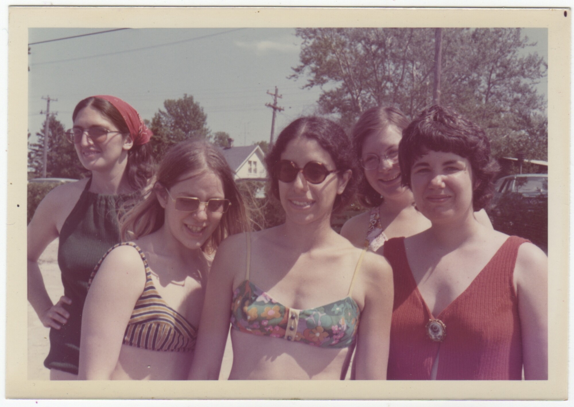 Ein altes Foto von jungen Frauen an einem Strand zusammen.