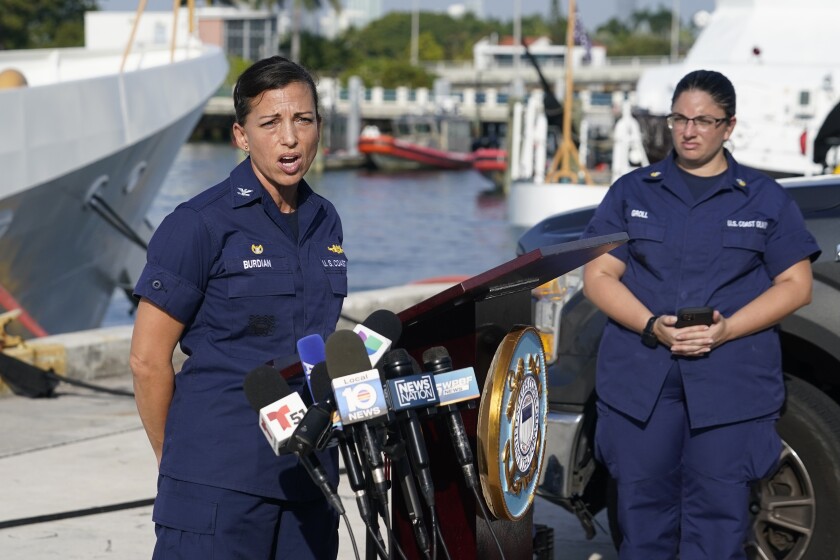 La capitana de la Guardia Costera de Estados Unidos Jo-Ann F. Burdian habla el miércoles 26 de enero de 2021, en Miami Beach, Florida sobre la búsqueda de 38 personas desaparecidas tras naufragio de bote. (AP Foto/Marta Lavandier)
