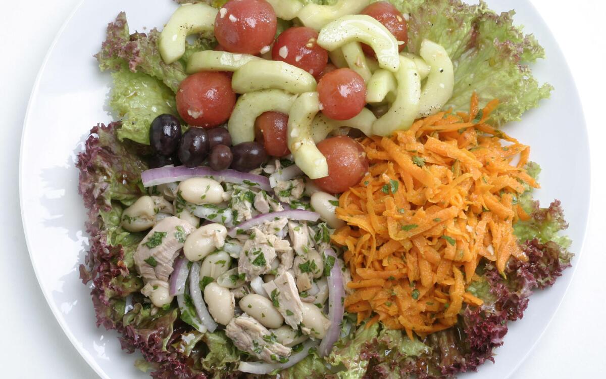 Composed salad with tuna and cannellini beans