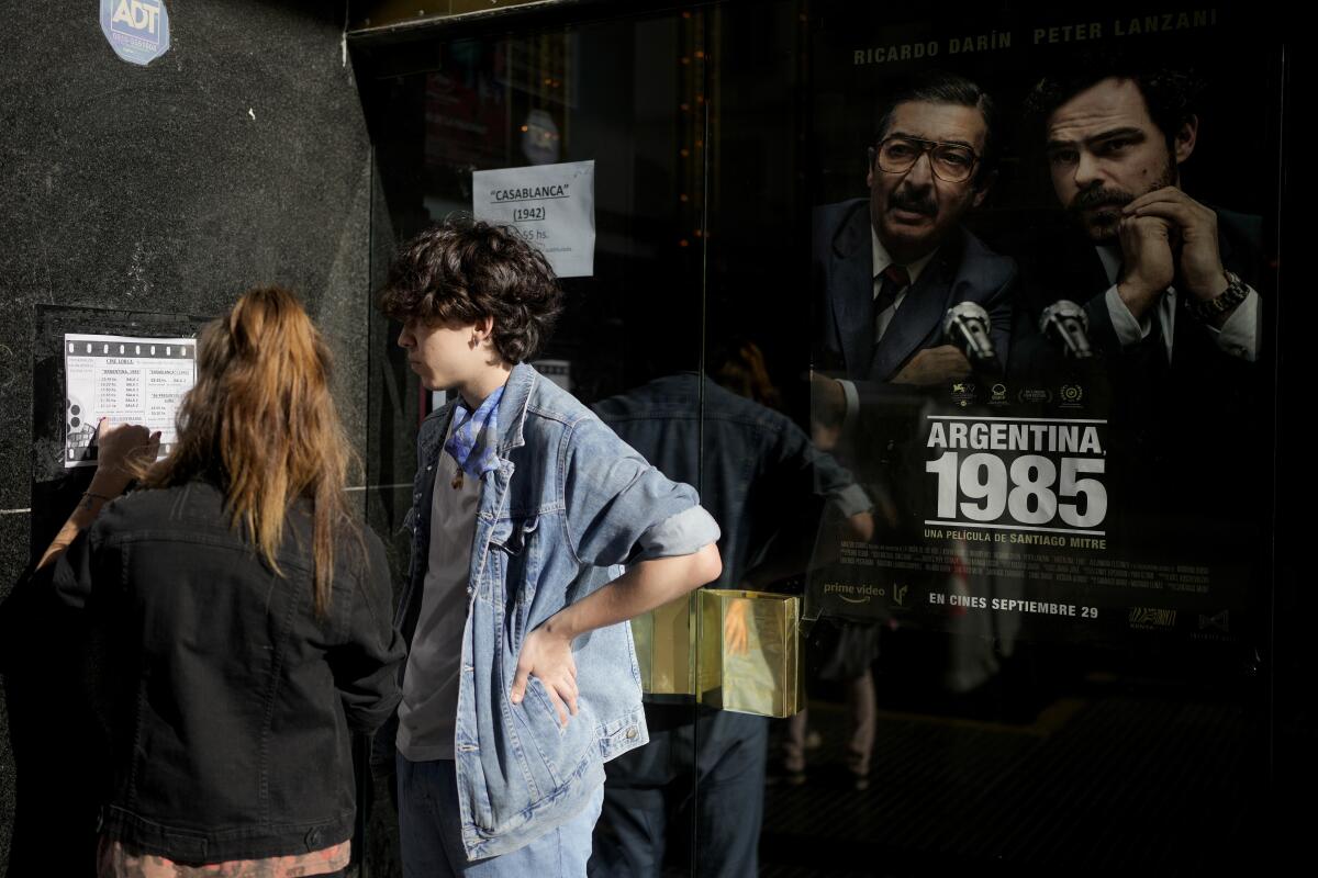 Una pareja revisa los horarios de la película "Argentina 1985" en Buenos Aires, Argentina