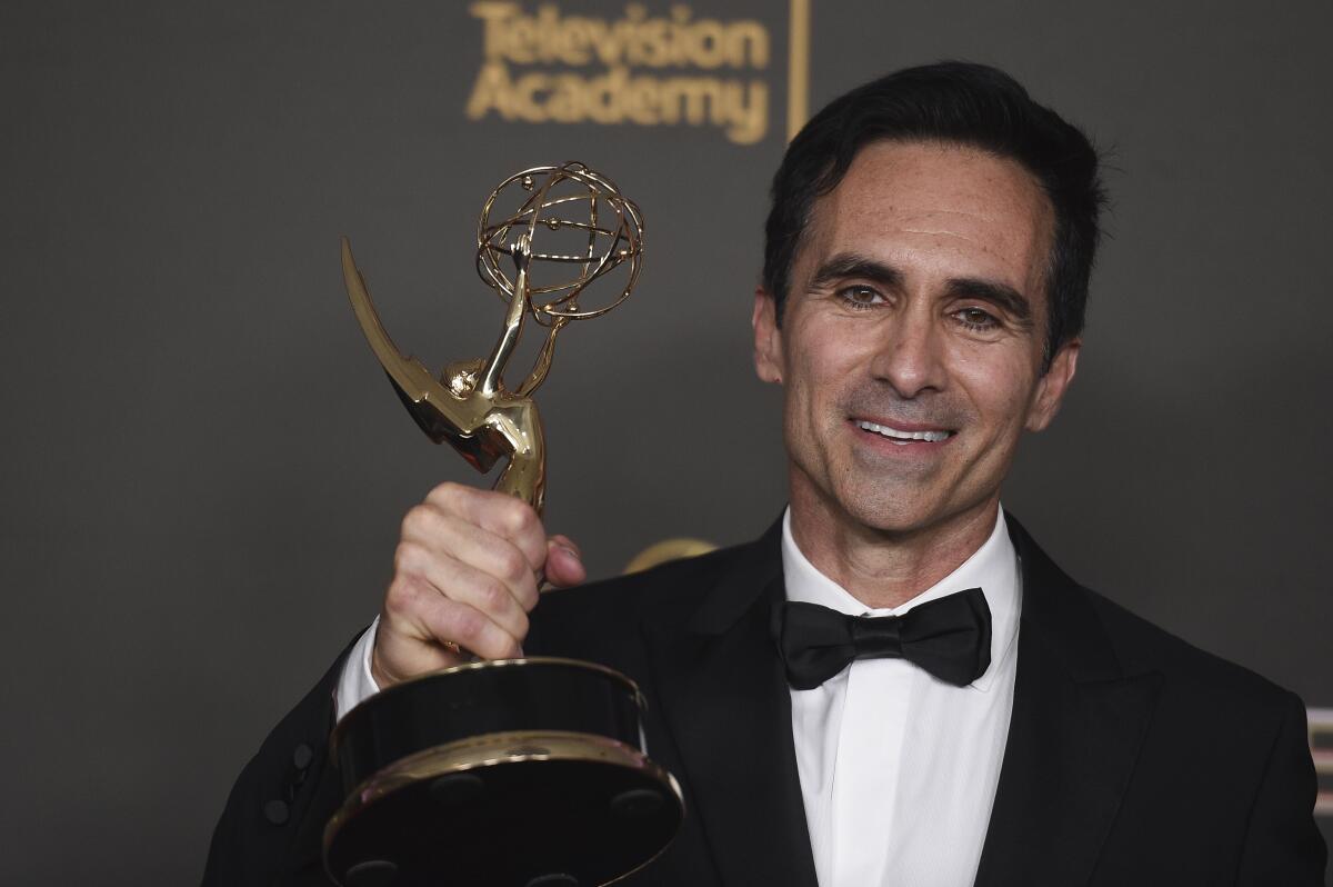 Nestor Carbonell con el premio al mejor actor Invitado en una