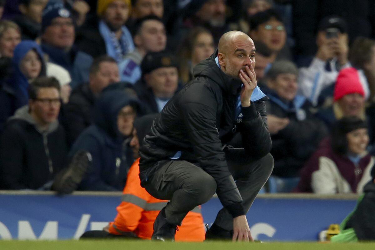 El técnico del Manchester City Pep Guardiola reacciona durante el partido contra Manchester United por la Copa de la Liga, el miércoles 29 de enero de 2020. El City fue expulsado de las competencias europeas por dos años por violaciones a las regulaciones financieras.