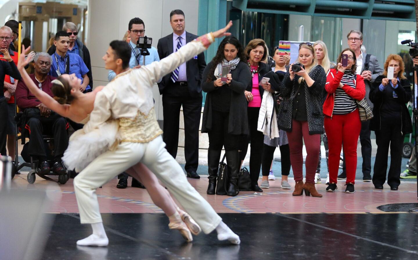 Los viajeros disfrutan de la presentación del Orlando Ballet en el Aeropuerto Internacional de Orlando