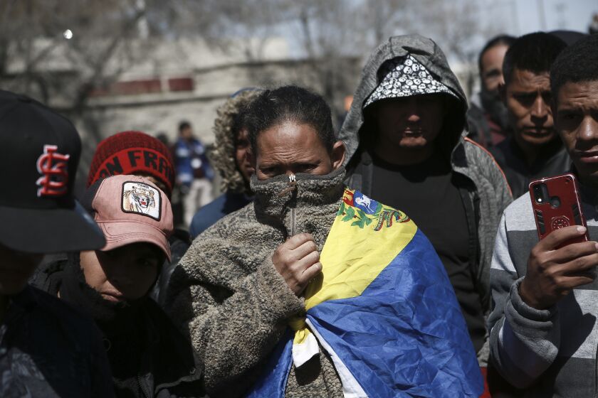 Migrantes se reúnen frente a un centro de detención migratorio en Ciudad Juárez, México, el martes 28 de marzo de 2023, en donde más de tres docenas de migrantes murieron a causa de un incendio en un dormitorio. (AP Foto/Christian Chávez)