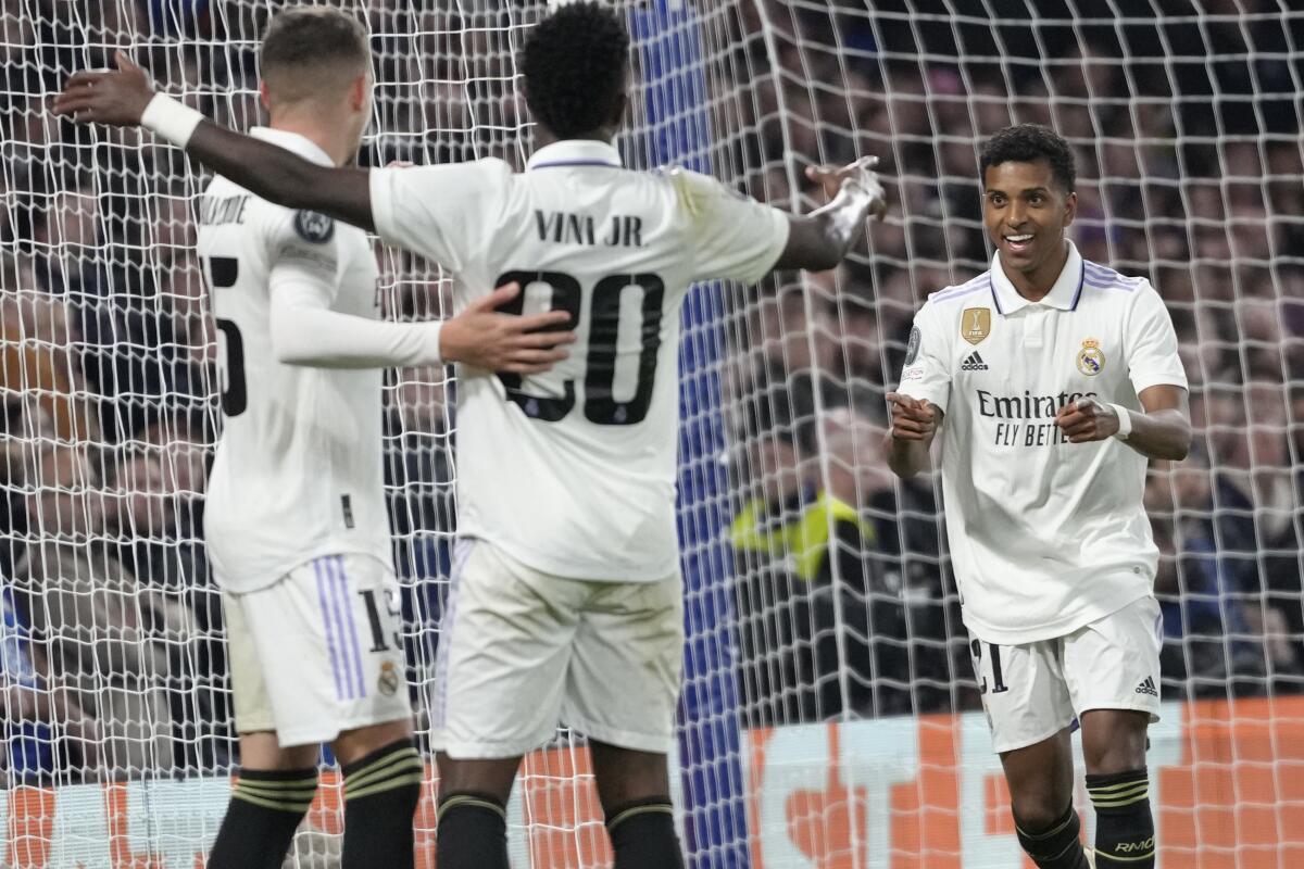 Rodrygo celebra tras anotar el segundo gol del Real Madrid en la victoria 2-0 contra Chelsea 