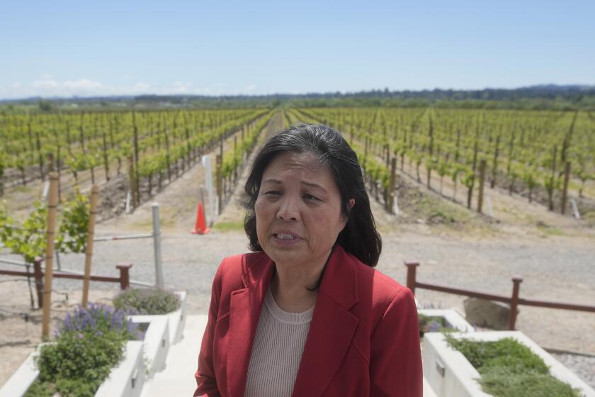 La secretaria interina del Trabajo de Estados Unidos Julie Su habla en una conferencia de prensa en Balletto Vineyards en Santa Rosa, California, el viernes 26 de abril de 2024. (AP Foto/Jeff Chiu)