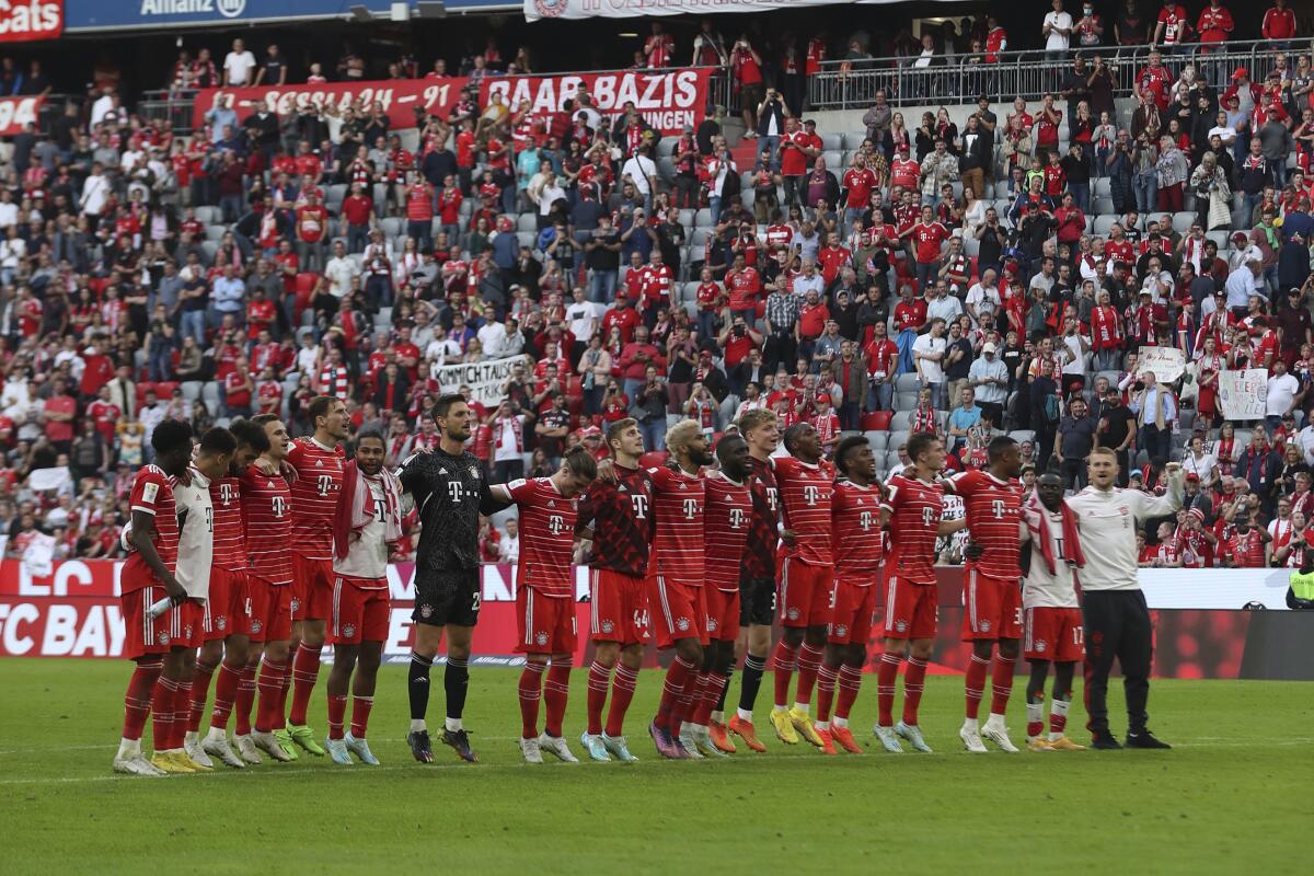 Los jugadores del Bayern Munich saludan a sus fans después de su partido de la Bundesliga 