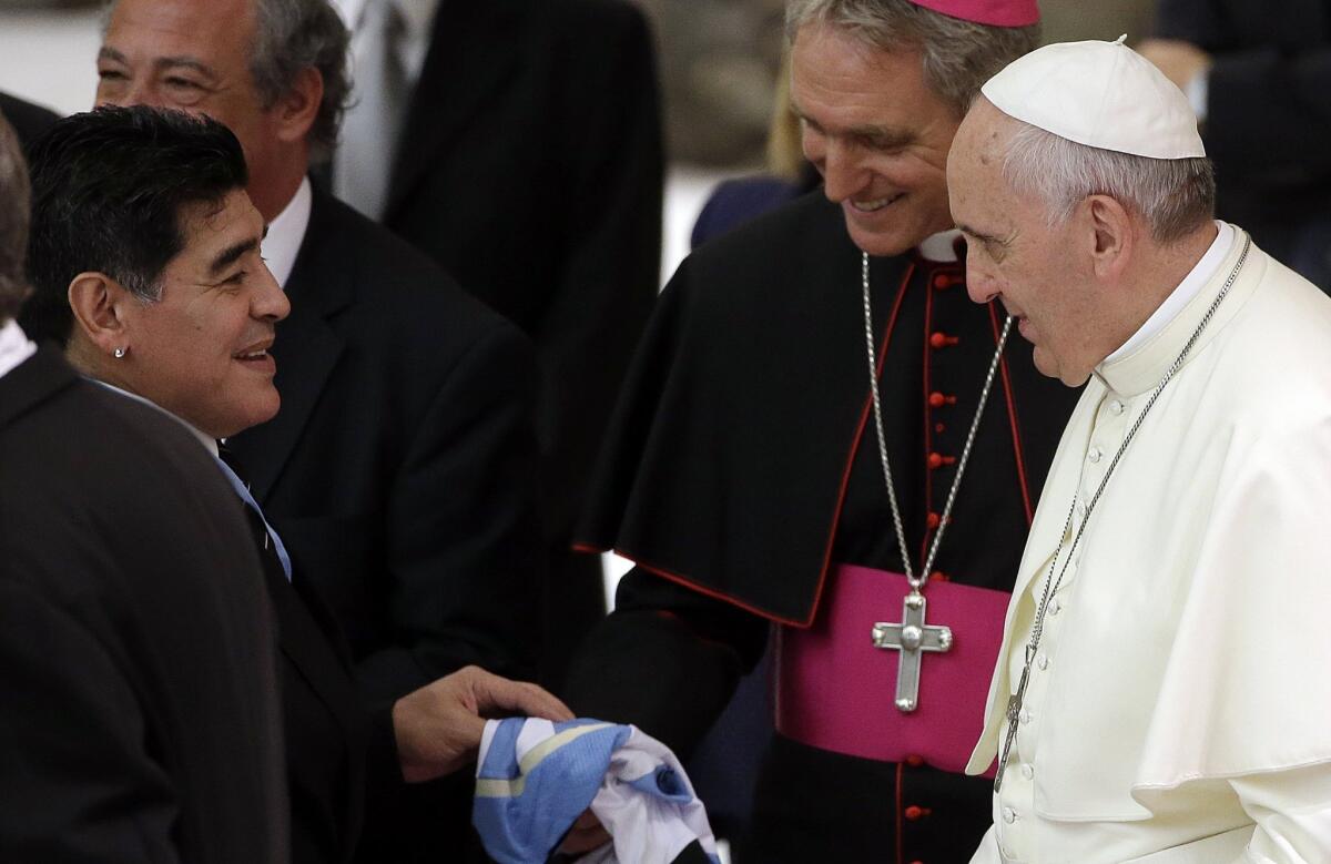 Diego Armando Maradona (izq), en su reunión con el Papa Francisco.