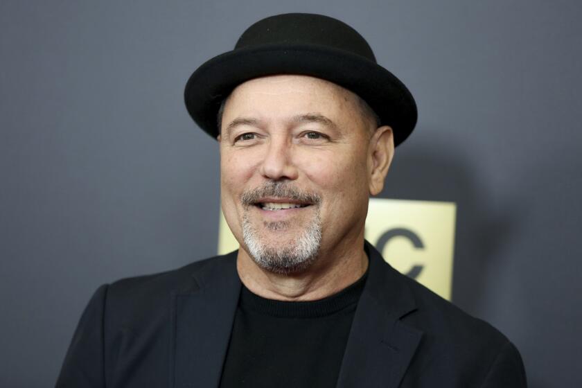 ARCHIVO - Rubén Blades llega al estreno de la segunda temporada de "Fear the Walking Dead" el 29 de marzo de 2016 en Los Ángeles. El músico, actor y activista panameño será homenajeado como Persona del Año 2021 de la Academia Latina de la Grabación. (Foto por Rich Fury/Invision/AP, Archivo)