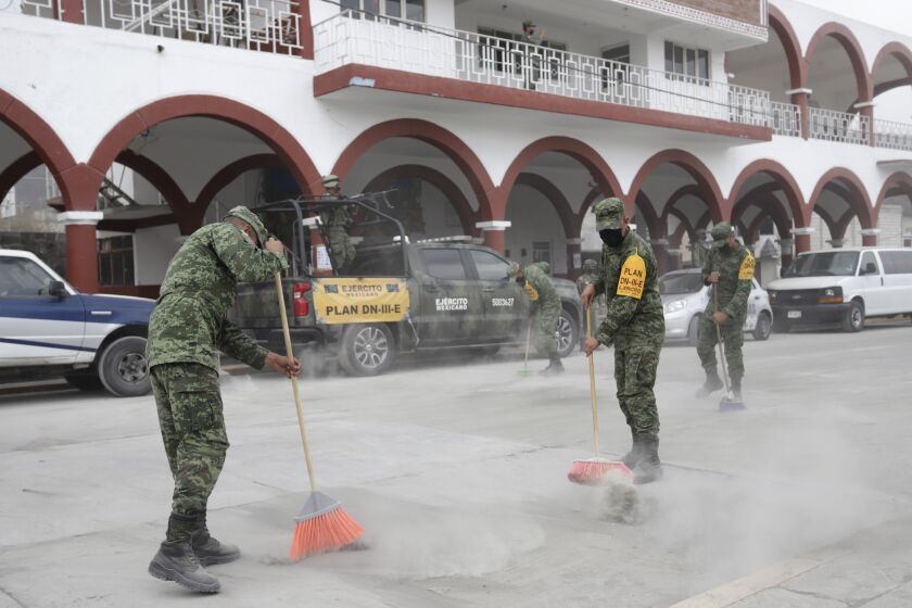 Militares remueven capa de ceniza del municipio más cercano al Popocatépetl en México