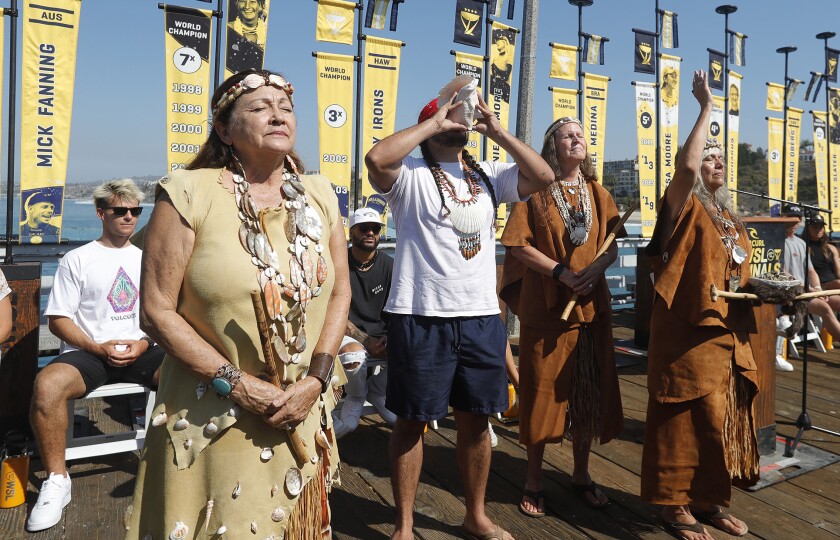 Los líderes de la comunidad indígena Juaneno local bendicen los procedimientos el martes para las finales de la Liga Mundial de Surf.