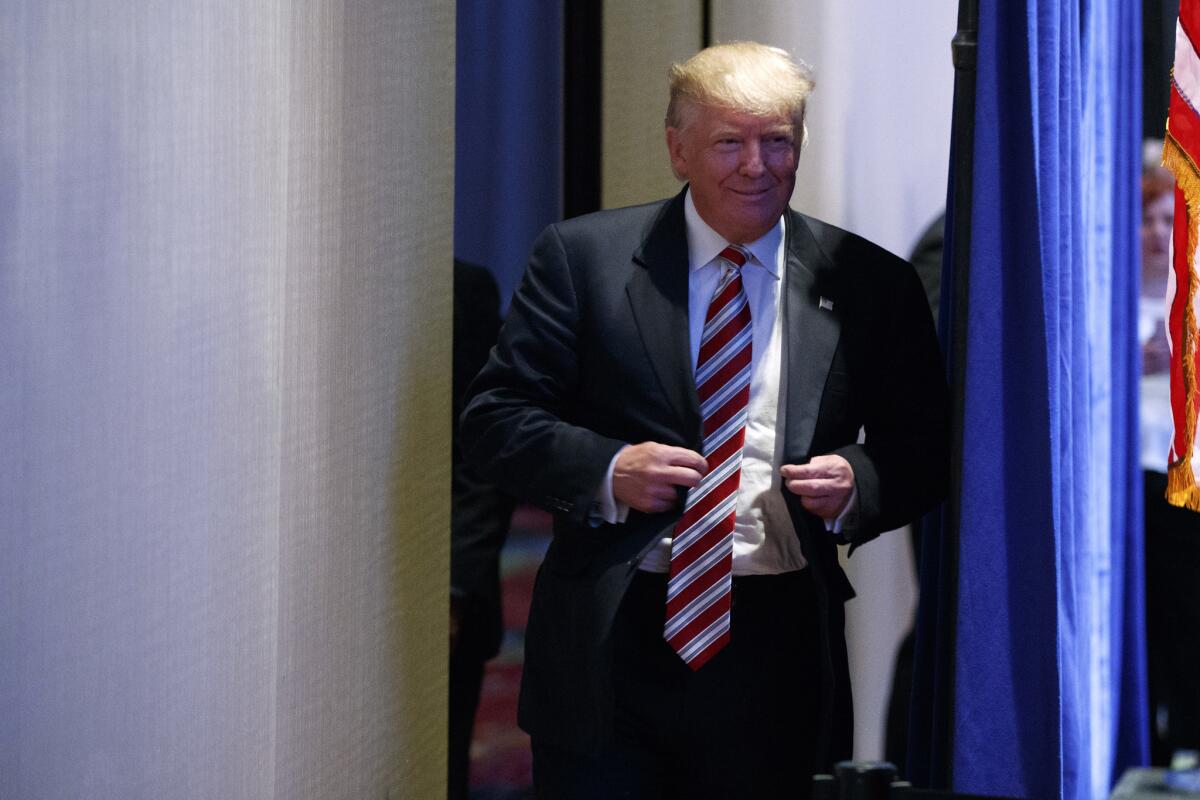 Donald Trump busca revertir la imagen explosiva que ha construido en su campaña para llegar a la Casa Blanca.