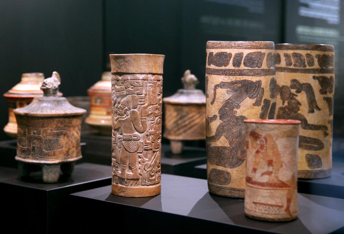 Este jarrón de cerámica decorado en relieve con personajes rodeados de serpientes es uno de los más de 250