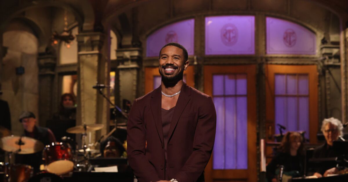  Michael B Jordan leaned all the way into his Hollywood heartthrob status while making his Saturday Night Live hosting debut this weekend The Black Panther and Creed star hosted the latest episode of SNL with musical guest Lil Baby During his opening monologue Jordan humorously addressed his recent split with model Lori Harvey and confirmed he is still single and ready to mingle My name is Michael B Jordan but tonight Michael be hosting Michael be joking And honestly Michael be nervous Michael be vulnerable But don t worry Michael be aight because Michael be in therapy the 35 year old actor and filmmaker joked I just directed my very first movie Creed III Right after that I went through my very first public breakup Now most people after a breakup are like I m gonna get in better shape But I was already in Creed shape so I had to be like I guess I ll learn a new language Anyway estoy en Raya In English that last part translates to I m on Raya an exclusive membership based dating app used by celebrities After learning his relationship status or lack thereof a revolving door of thirsty female SNL cast members suddenly appeared onstage alongside Jordan Hey Michael repertory player Chloe Fineman said So I know you re single but did you know that I m single Before kicking off the rest of the show Jordan politely rejected the scripted advances of Fineman Heidi Gardner Ego Nwodim and Punkie Johnson When Jordan pointed out that Johnson is gay the comedian replied I am but you re Michael B Jordan And I m Punkie be curious I mean even vegans got cheat days right Creed actor Michael B Jordan and model influencer Lori Harvey have reportedly split after being together for a year and a half Saturday s installment of the sketch comedy series also included a cold open about the classified documents recently uncovered at President Biden s Delaware home a sketch mocking Southwest Airlines and performances of California Breeze and Forever by Lil Baby Next week s episode of SNL will be hosted by The Last of Us star Pedro Pascal with musical guest Coldplay Get our L A Goes Out newsletter with the week s best events to help you explore and experience our city You may occasionally receive promotional content from the Los Angeles Times Christi Carras is an entertainment reporter at the Los Angeles Times She was previously a Times intern after graduating from UCLA and has also worked at Variety the Hollywood Reporter and CNN Credit https www latimes com entertainment arts tv story 2023 01 29 snl michael b jordan snl monologue host single 