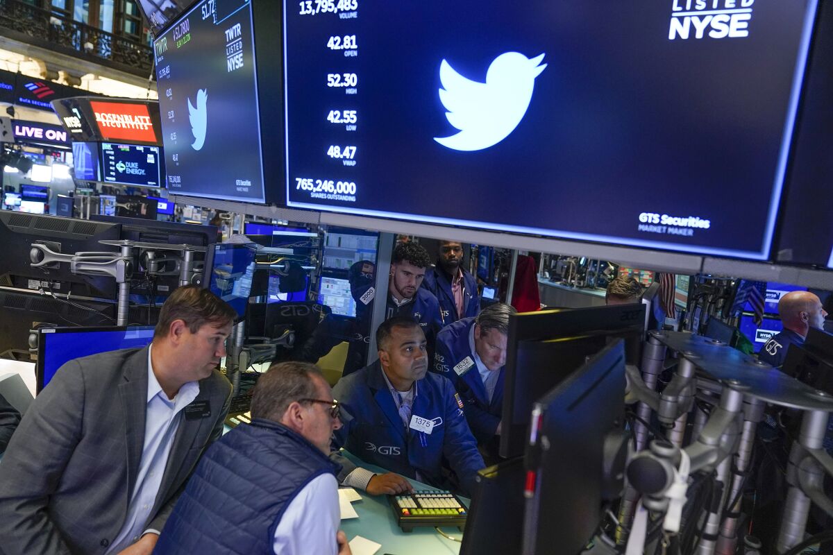 Operadores se reúnen en un puesto luego de que se reanudan las operaciones de las acciones de Twitter, el martes 4 de octubre de 2022, en la Bolsa de Valores de Nueva York. (AP Foto/Seth Wenig)