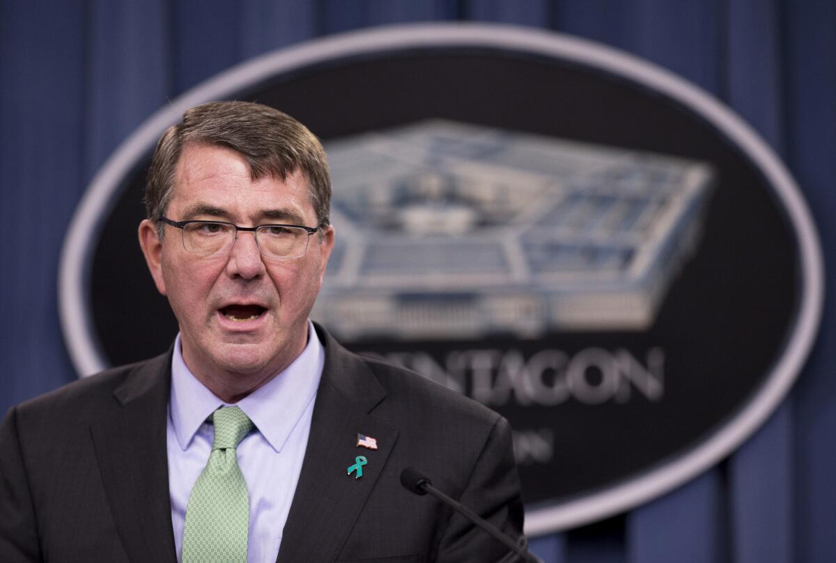 Fotografía de archivo del 1 de mayo de 2015 del secretario de Defensa de Estados Unidos Ash Carter en el Pentágono.