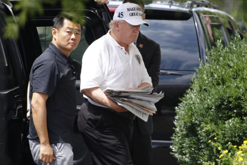 El presidente Trump regresa a la Casa Blanca el sábado después de un viaje a su complejo de golf en Virginia.