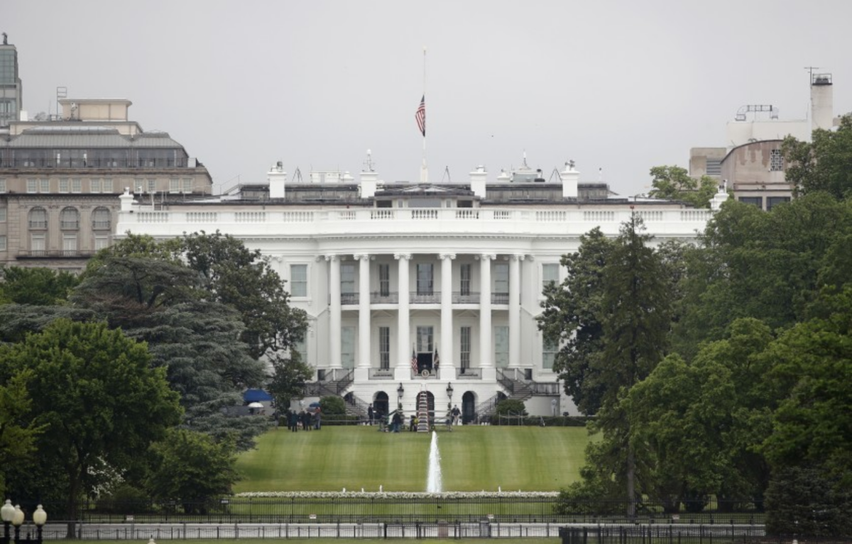 ARCHIVO - Esta fotografía de archivo del 22 de mayo de 2020 muestra la Casa Blanca con la bandera a media asta.