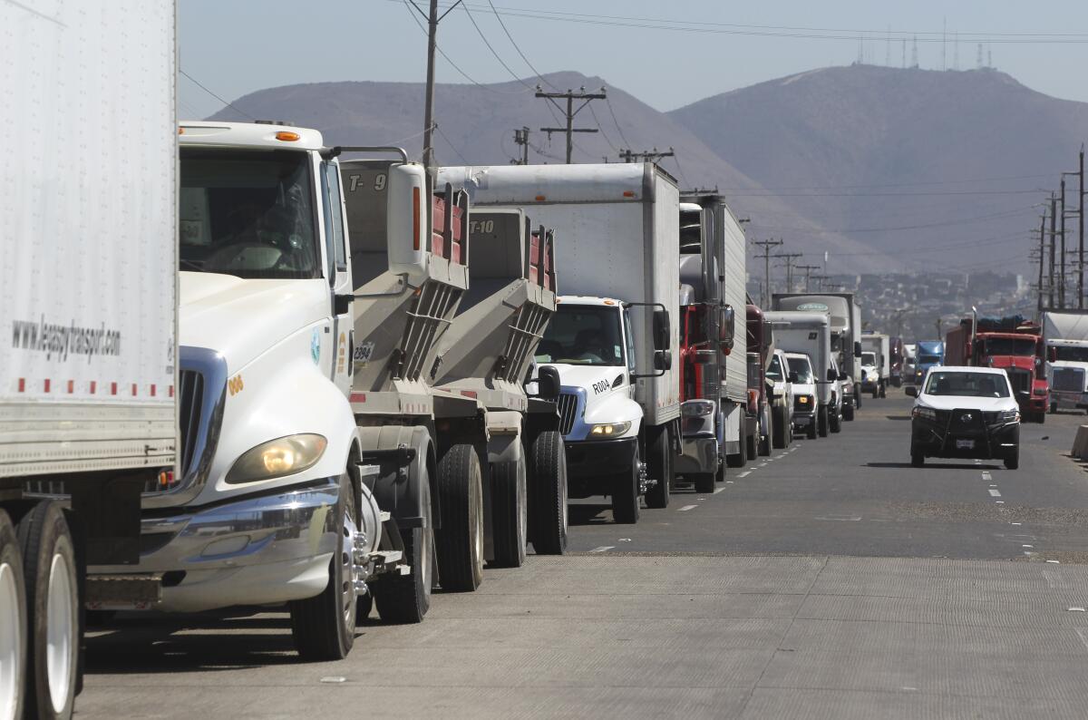 Camiones de carga comercial en Otay Mesa.
