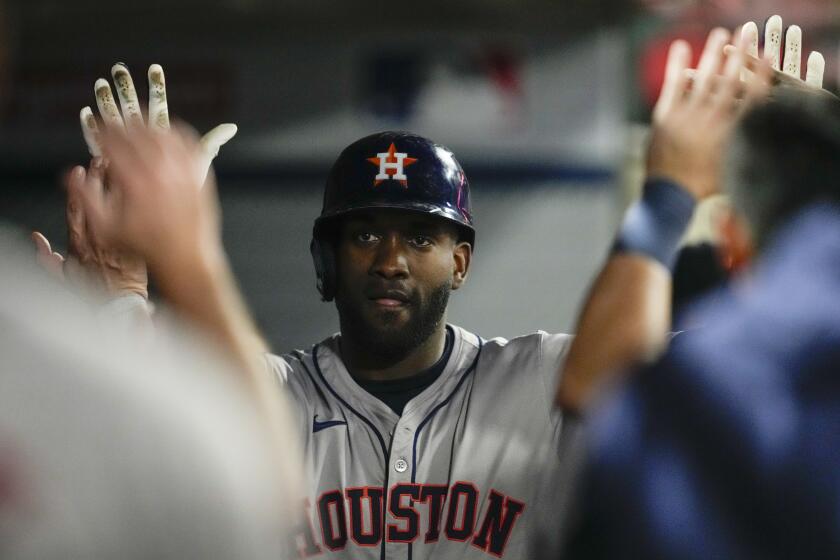 El cubano Yordan Álvarez, de los Astros de Houston, festeja en la cueva tras batear un jonrón de dos carreras en el juego ante los Angelinos de Los Ángeles, el viernes 13 de septiembre de 2024 (AP Foto/Ashley Landis)