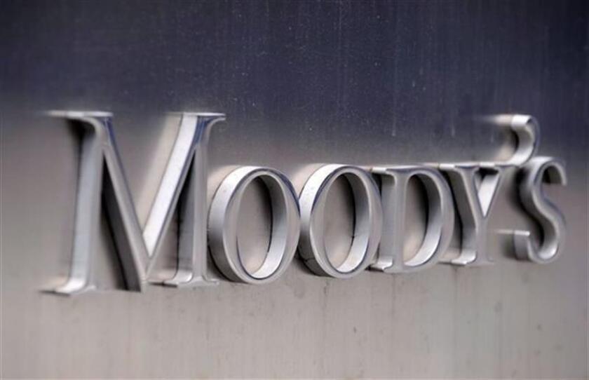 Fotografía de archivo del logo de la agencia de calificación Moody's en la fachada de su sede en Nueva York (EEUU). EFE/Archivo