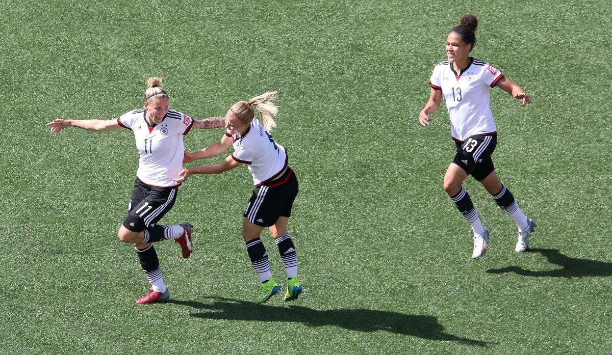 Anja Mittag (izq) celebra tras anotar el primer gol de las alemanas.