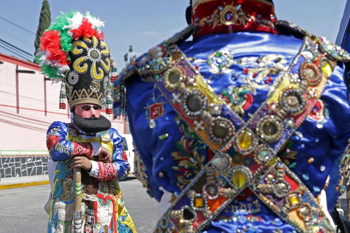 Batallones de distintos barrios con trajes típicos participan este sábado, en un carnaval en el municipio de Huejotzingo en el estado de Puebla (México). EFE/Hilda Ríos