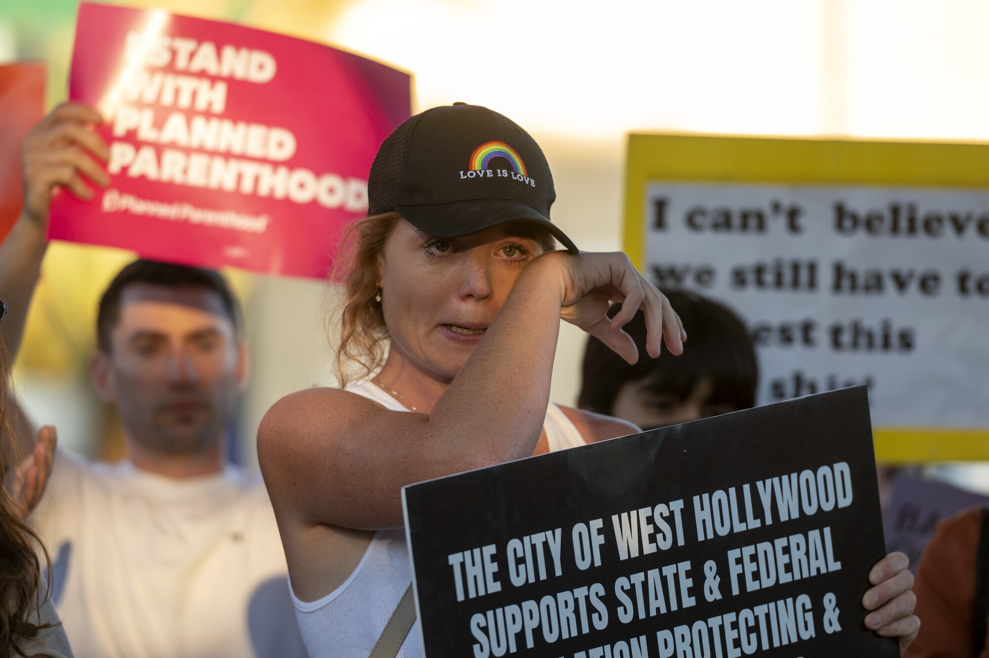 Protestocular, Batı Hollywood'da Yüksek Mahkeme'nin Roe ile Wade arasındaki kararı bozan kararına karşı çıkan bir mitinge katıldılar.