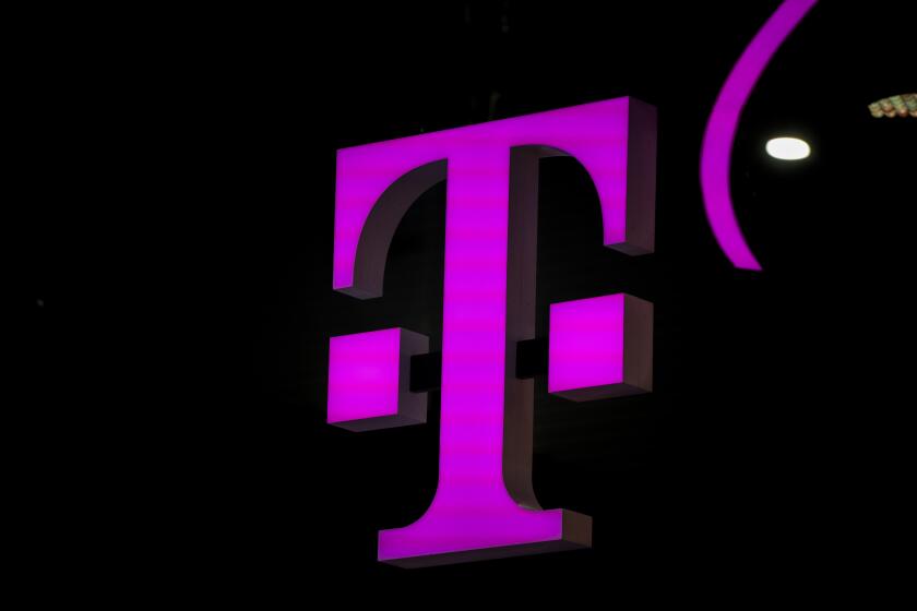 ARCHIVO - El logotipo de T-Mobile durante un evento de la compañía en Barcelona, España, el jueves 2 de marzo de 2023. (AP Foto/Joan Mateu Parra, Archivo)