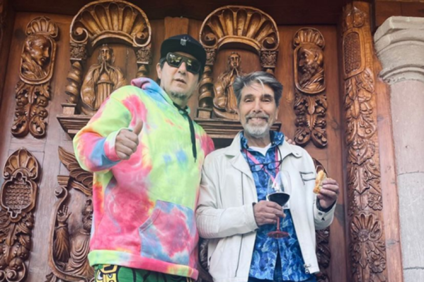 Cucho Parisi, cantautor argentino y voz líder de Los Auténticos Decadentes junto Diego Verdaguer frente a la puerta de la casa del vocalista original de "La Ladrona".