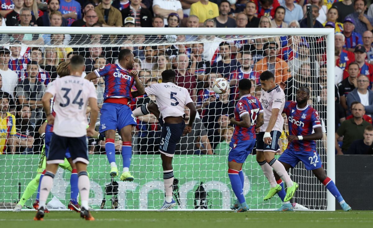 Arsenal's Gabriel Martinelli, second right, scores his side's opening goal during the English Premier League soccer match between Crystal Palace and Arsenal at Selhurst Park stadium in London, Friday, Aug. 5, 2022. (AP Photo/Ian Walton)