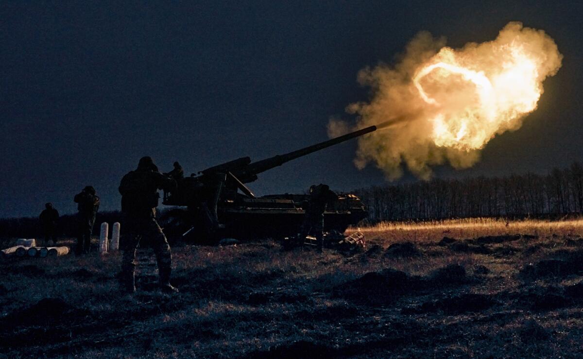 Soldados ucranianos disparan un sistema de artillería Pion contra posiciones rusas, 