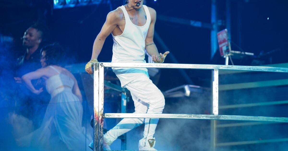 Justin Bieber wychodzi bez koszulki przez kontrolę bezpieczeństwa na polskim lotnisku