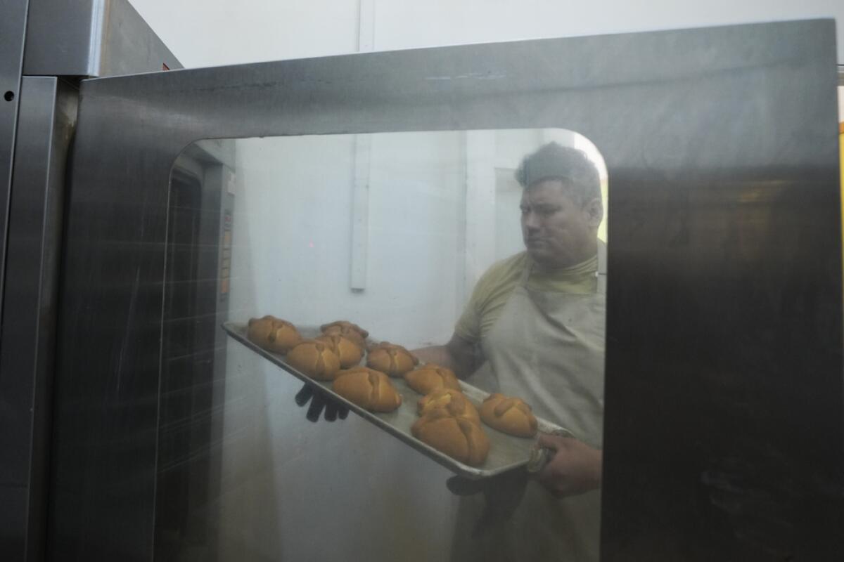 Víctor Silverio prepara el tradicional pan de muerto