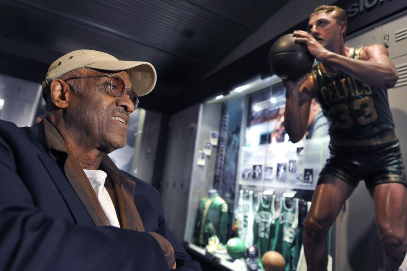 ARCHIVO - Foto del 6 de septiembre del 2012, el exjugador de la NBA Chet Walker en entrevista en el Salón de la Fama en Springfield, Massachusetts. El sábado 8 de junio del 2024, fallece Walker a los 84 años. (AP Foto/Jessica Hill, Archivo)