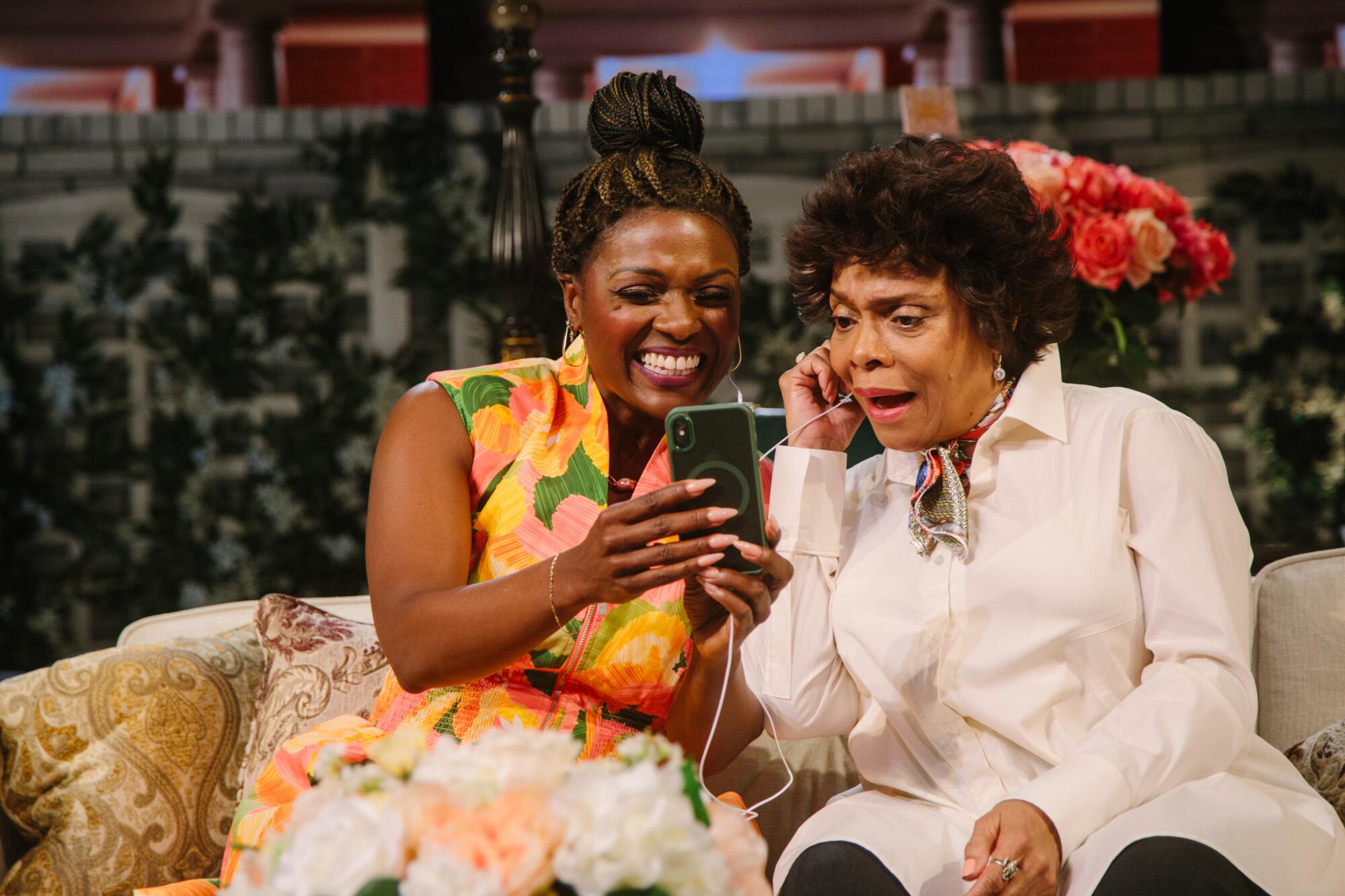 Deborah Joy Winans, à esquerda, e Denise Burse em "Irritado, estridente e descaradamente lindo" na Geffen Playhouse.