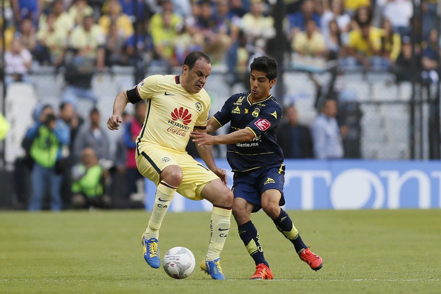 El jugador del América, Cuauhtémoc Blanco (i) disputa el balón con Jorge Zárate (d) de Monarcas, durante un partido de la jornada 9 del Torneo Clausura del fútbol mexicano realizado en el Estadio Azteca en Ciudad de México.